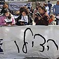 מחוץ לאוהל צילום: AP