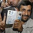 מקום לדאגה. אחמדי-נג'אד מצביע צילום: רויטרס