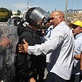 שוטר יס"מ בולם את אחד המפגינים צילום: גיל יוחנן