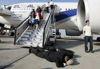 חזרה לבית האמיתי. עולים לישראל. ארכיון (צילום: AFP)
