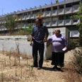 עליזה ואריה בוזגלו על רקע מתחם יסקי צילום: צפריר אביוב