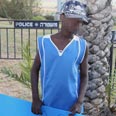 פליט מפגין מול הטקס צילום: אוהד צויגנברג