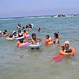 קייטנה ילדים פלסטינים פלסטיני מחסום ווטש חוף סלע ים בת ים