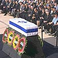 טקס האשכבה ברחבת הכנסת לשר התיירות זאבי, 2001