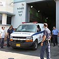 אמבולנס מפנה את הגופה צילום: אבי מועלם