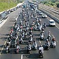 הרוכבים מפגינים צילום: רונן טופלברג