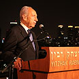 שמעון פרס נואם כנס מנהיגות צעירה מרכז רבין התעלף התמוטט