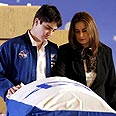 אסף, רונה רמון וארונו של אילן צילום: AP