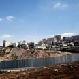 גדר הפרדה פסגת זאב ירושלים התנחלות התנחלויות (צילום: AFP)