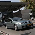 רכבו של חגי הדס יוצא עם הקלטת מהקריה צילום: ירון ברנר
