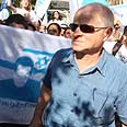 שליט על רקע תמונת בנו צילום: גיל יוחנן