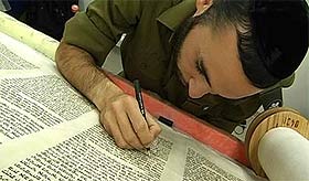 המגיהים בפעולה צילום: חגי דקל