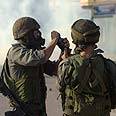 חייל חיילים כוננות מסכת גז מהומות אלימות קלנדיה (צילום: רויטרס)