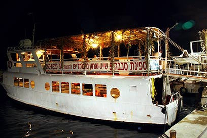 ספינה נתקעה מול חוף ת"א; עשרות נערים חולצו