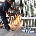 פורצים את דלת המעדניה צילום: אבי מועלם