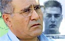 חיים אברהם על רקע תמונת בנו בני (צילום: צפריר אביוב)