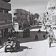 שריוניות בריטיות מסיירות ברחוב נחלת בנימין בזמן הפסקת העוצר, 1947