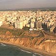 מראה העיר מחוף הים.