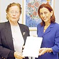 פרופ' רנה שפירא מגישה את הדו"ח לרונית תירוש צילום: באובאו