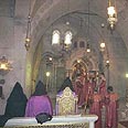 תפילת כמרים ארמנים בכנסיית הקבר בירושלים