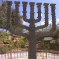 פסל המנורה ליד הכנסת 
