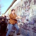  אזרח מנסה לפרוץ את החומה, ברלין 1989