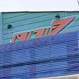 לבש בטעות נעליים לבנות צילום: חיים הורנשטיין