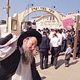 חסידים מבקרים בקבר רבי נחמן מברסלב.