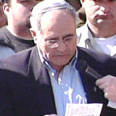 חיים אברהם סופד לבנו צילום: ערוץ 10