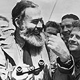 המינגוויי בפגישה עם חיילים אמריקאים בדרכם לנורמנדי בזמן מלה"ע 2