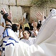 מתפלל עטוף טלית, מול הכותל המערבי.