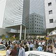 פינוי עובדים מבניין בעת רעש אדמה, ישראל 2004.