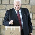 שרון בקלפי משאל מתפקדי הליכוד על ההתנתקות, מאי 2004. ההצבעה הסתיימה בהפסד צורב לשרון