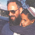 מנחם ליבני עם ילדו, לאחר השחרור מן הכלא.