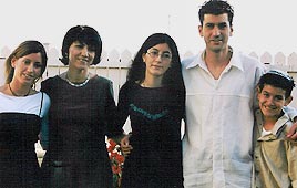 משמאל לימין: הבת שמרית, שולמית סבן, הבת רביד, דוד והבן אביתר 