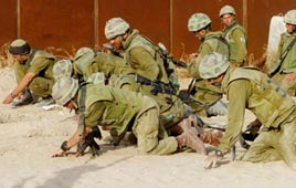 חיילים סורקים את הקרקע ב ציר פילדלפי