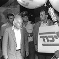יצחק שמיר מסייר בקלפיות, בחירות 1988.