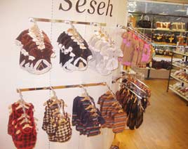 בגדי כלבים בחנות כל-בו בטוקיו