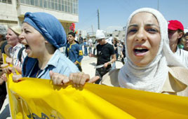 נשים מפגינות בא-רם