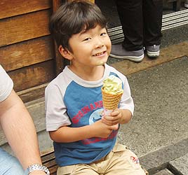 ילד יפני וגביע גלידה