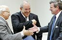 המושל ברמר (מימין), ראש הממשלה עלאווי (במרכז) ונשיא ביהמ"ש העליון מדחת מחמוד (צילום: איי.אף.פי)