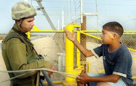 ילד פלסטיני וחייל צה