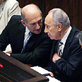מאוימים. פרס ואולמרט צילום: גיל יוחנן
