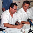 עופר עיני ושרגא ברוש - רגע היסטורי צילום: נעמה סיקולר