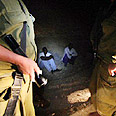 נתפסו - והושבו. חייל צה"ל עם פליטים בגבול צילום: איי אף פי