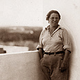 עדה על מרפסת חדרה בעיינות, 1933 
