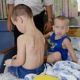 רופא בודק את אחד הילדים בבית החולים (צילום: חגי אהרון)