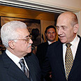 אולמרט ואבו מאזן. חולשה צילום: עמוס בן גרשום