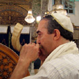 יום כיפור. בבית כנסת צילום: רון בן ישי