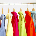 בגדים קולב ארון מתלה תלוי לתלות חולצות צבעוני צבעים צבע קניות שופינג חנות בגדים (צילום: ablestock)